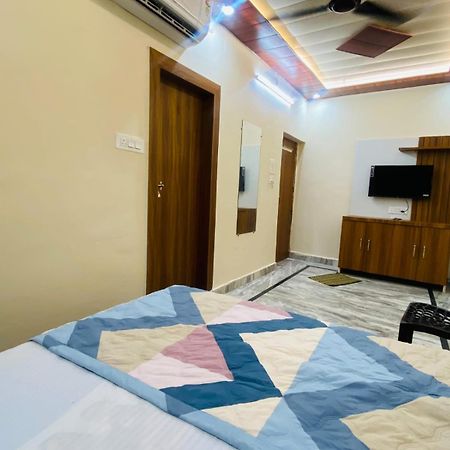 The Raman Palace- A Budget Hotel มถุรา ภายนอก รูปภาพ