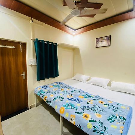 The Raman Palace- A Budget Hotel มถุรา ภายนอก รูปภาพ