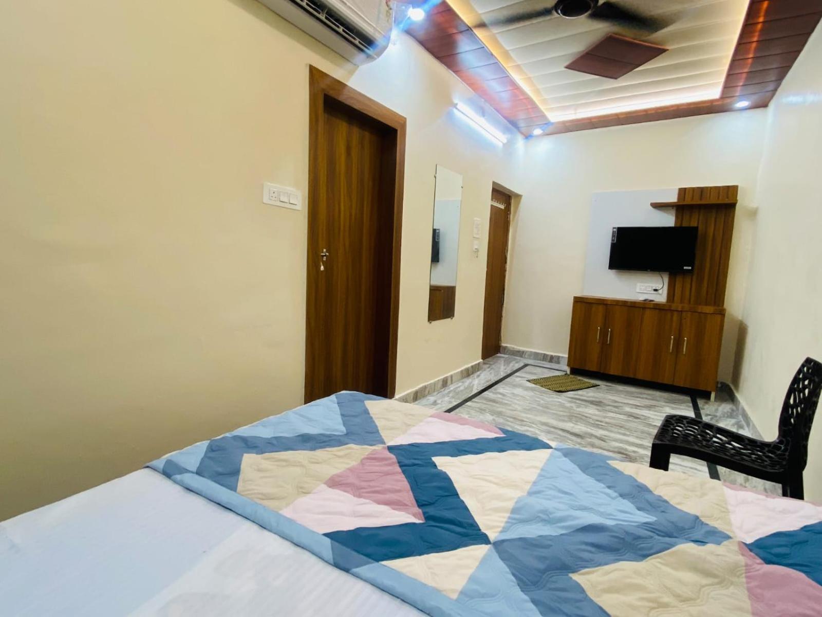 The Raman Palace- A Budget Hotel มถุรา ภายนอก รูปภาพ