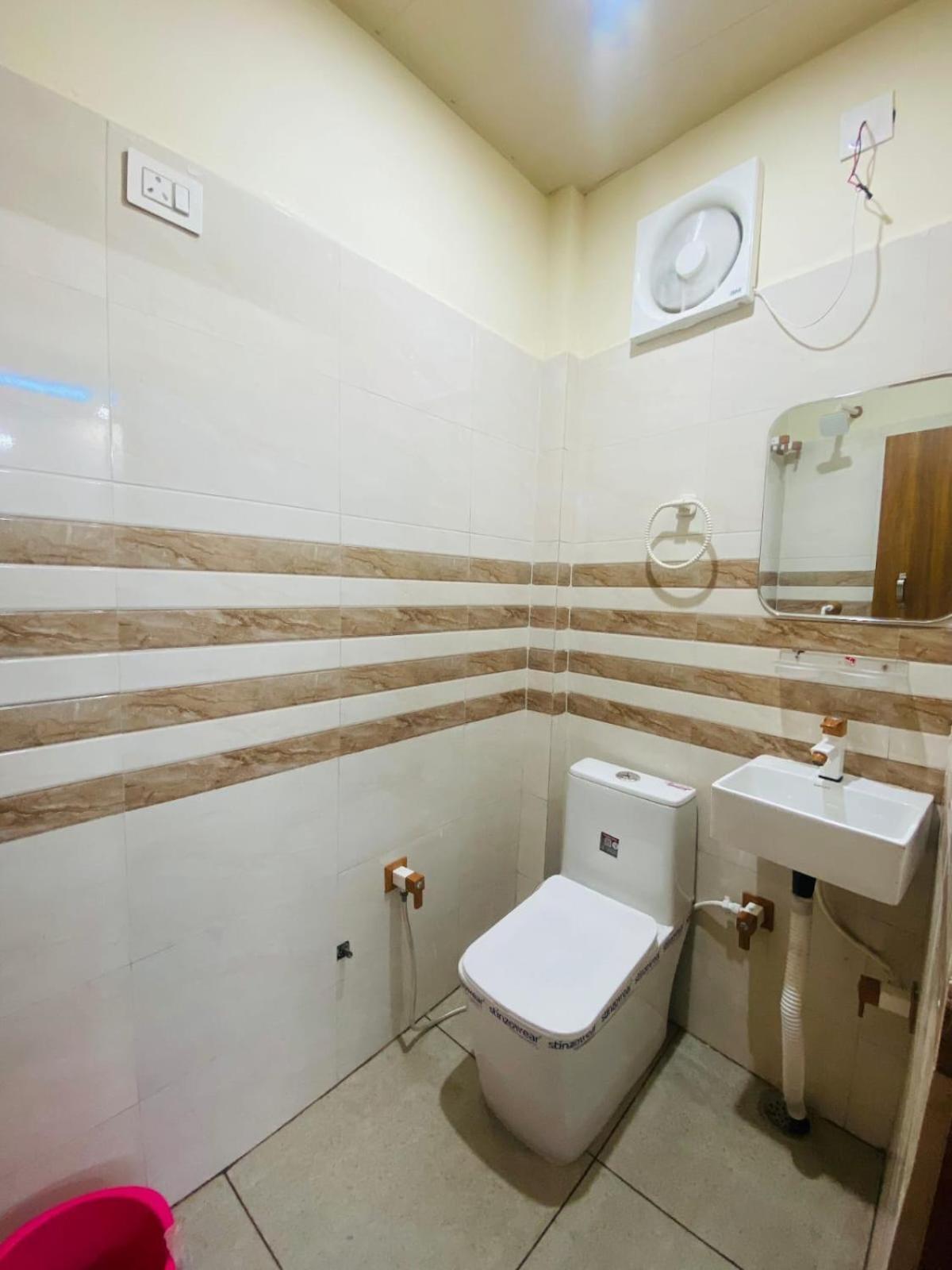 The Raman Palace- A Budget Hotel มถุรา ภายนอก รูปภาพ