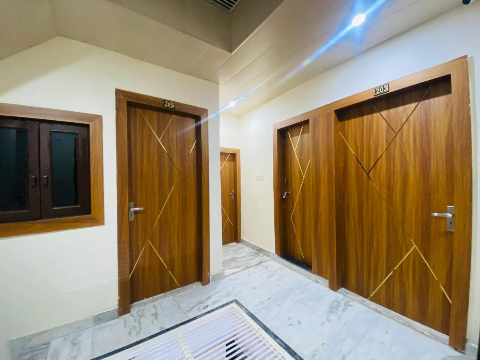 The Raman Palace- A Budget Hotel มถุรา ภายนอก รูปภาพ