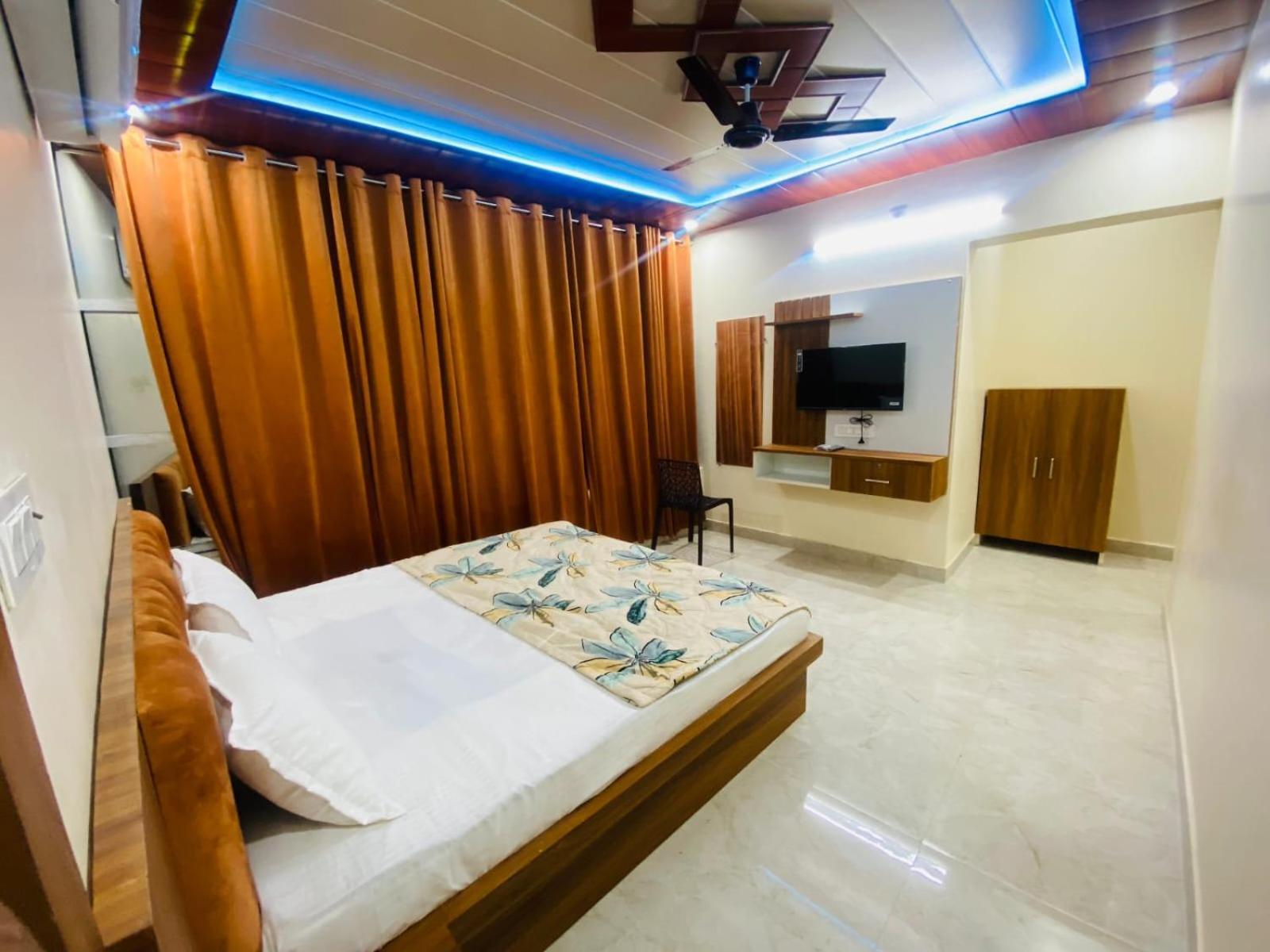 The Raman Palace- A Budget Hotel มถุรา ภายนอก รูปภาพ