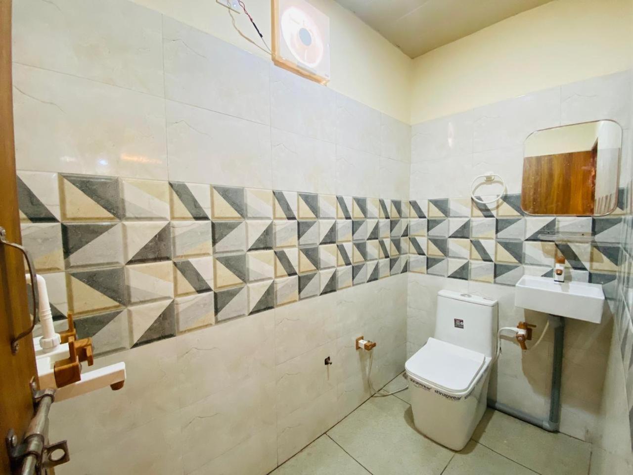 The Raman Palace- A Budget Hotel มถุรา ภายนอก รูปภาพ