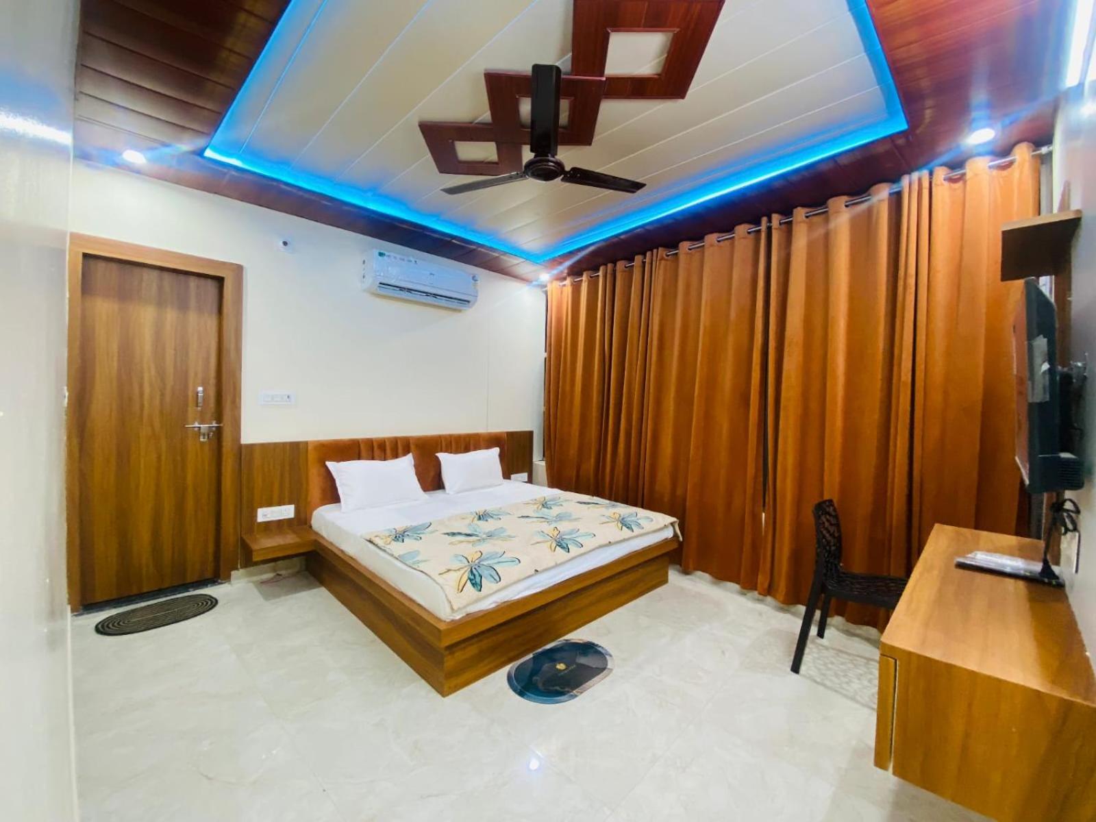 The Raman Palace- A Budget Hotel มถุรา ภายนอก รูปภาพ