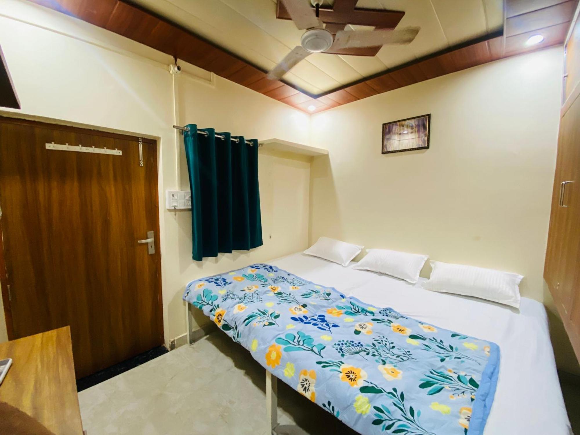 The Raman Palace- A Budget Hotel มถุรา ภายนอก รูปภาพ