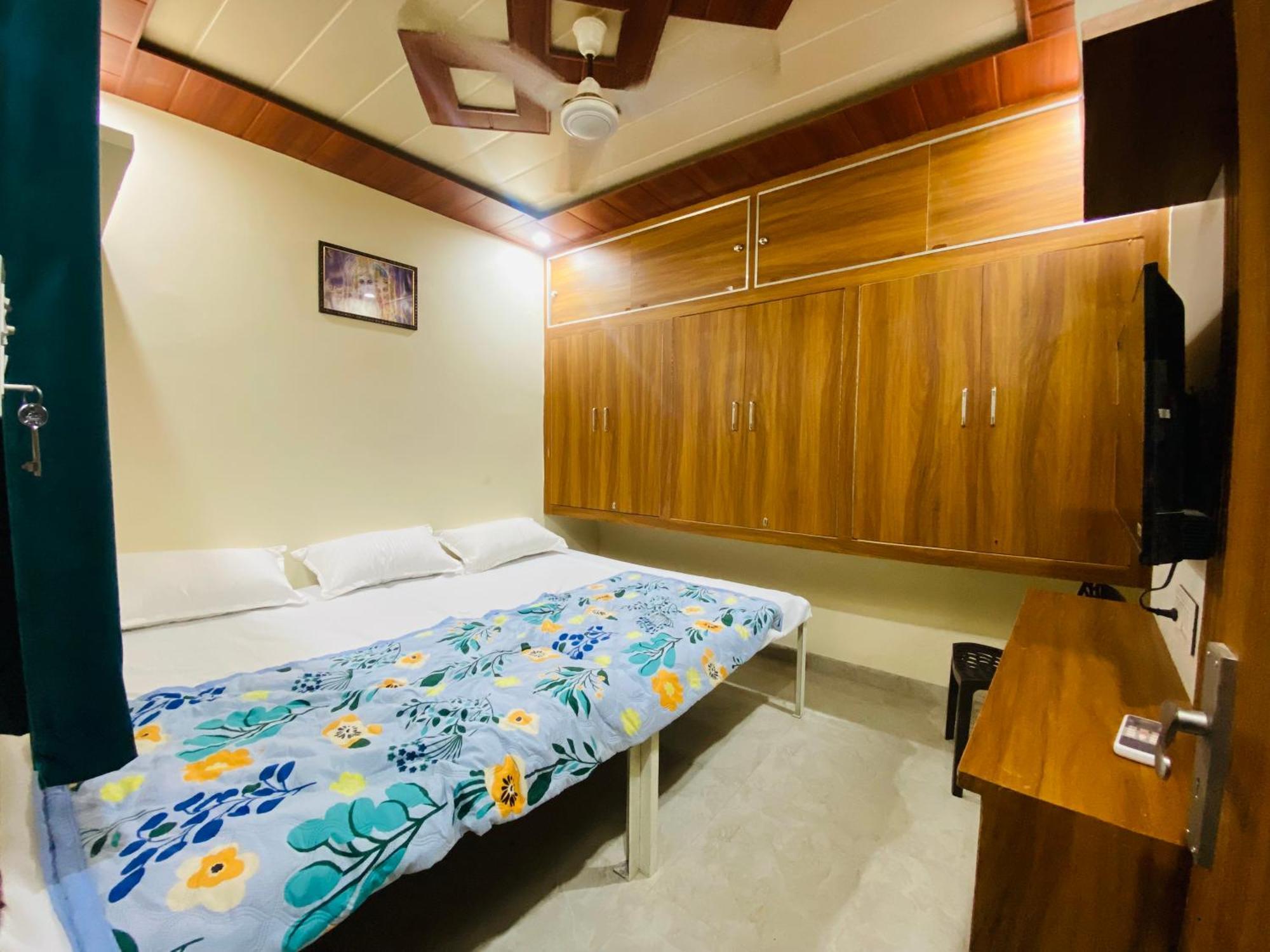 The Raman Palace- A Budget Hotel มถุรา ภายนอก รูปภาพ